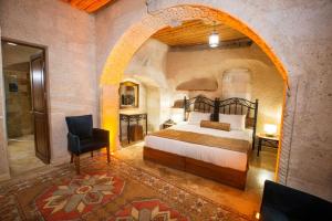 Postel nebo postele na pokoji v ubytování Caldera Cave Hotel