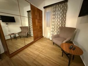 Uma TV ou centro de entretenimento em Forte Rose Hotel