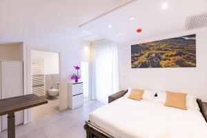 A bed or beds in a room at Residence Lake Como Még 37 kép