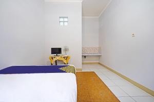 Postel nebo postele na pokoji v ubytování OYO Life 91469 Pondok Pelita