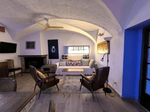 a large living room with a bed and chairs at Ca LA LIDIA GARRIGUELLA in Garriguella