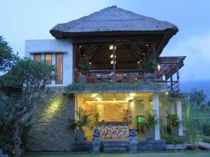 a house with a roof that is lit up at Sawah Indah Villa in Sidemen