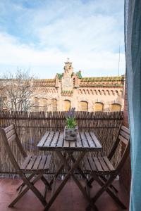 Un balcón o terraza en Lloguer30 Blaumar is family-friendly and centrally located