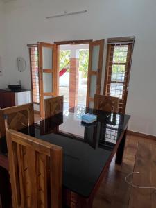 cocina con mesa de cristal en una habitación en HostelExp, Munroe Island - A Community Experience, en Munroe Island 45 fotos más