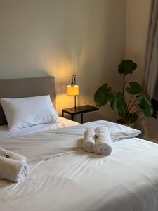 a bedroom with a bed with towels on it at Herzstykke Hotel in Tangstedt