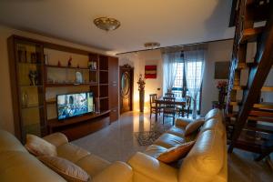 un soggiorno con un divano e una televisione di IL Balcone su Napoli Antica a Napoli