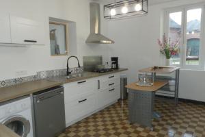 a kitchen with a sink and a washing machine at La Maison de Mémé gîte 14 pers aux portes de la Baie de Somme in Tours-en-Vimeu