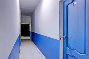 an empty hallway with a blue door in a room at Hotel O Suci Homestay SyariahNearKilas 7 TV in Tanjunguma