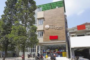 un edificio con moto parcheggiate di fronte di Collection O Dago Near Taman Hutan Raya Formerly Regia Dago a Bandung