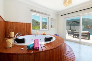 İslâmlarにあるVilla Zia - Countryside and Sea Viewsのテーブル付きの客室内に大きなバスタブが備わります。