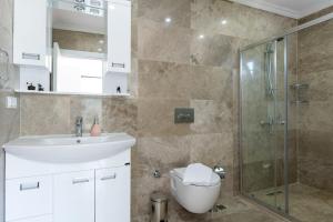 İslâmlarにあるVilla Zia - Countryside and Sea Viewsのトイレ、洗面台、シャワー付きのバスルーム +26枚の写真