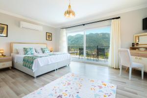 İslâmlarにあるVilla Zia - Countryside and Sea Viewsのベッドと大きな窓のある寝室