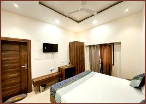 A BUDUGET - MANAN GUEST HOUSE VARANASI, Near Kashi Vishwanath Temple - BEST HOTEL IN VARANASI客房内的一张或多张床位