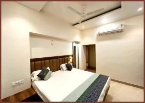 KashiA BUDUGET - MANAN GUEST HOUSE VARANASI, Near Kashi Vishwanath Temple - BEST HOTEL IN VARANASI的房间里有一张床的卧室