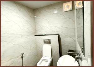 A BUDUGET - MANAN GUEST HOUSE VARANASI, Near Kashi Vishwanath Temple - BEST HOTEL IN VARANASI的一间浴室