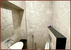 A BUDUGET - MANAN GUEST HOUSE VARANASI, Near Kashi Vishwanath Temple - BEST HOTEL IN VARANASI的一间浴室