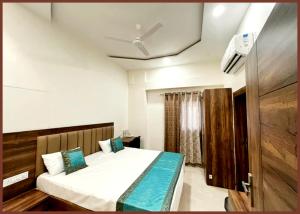 KashiA BUDUGET - MANAN GUEST HOUSE VARANASI, Near Kashi Vishwanath Temple - BEST HOTEL IN VARANASI的带床和天花板的卧室