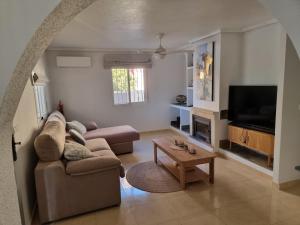 TV a/nebo společenská místnost v ubytování Villa Oasis Esperanza Camposol Sector D