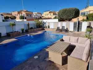 Bazén v ubytování Villa Oasis Esperanza Camposol Sector D nebo v jeho okolí