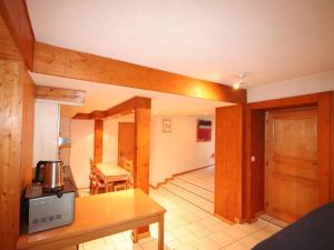 a living room with a table and a kitchen at Châtel: Appt 4 pièces, 3 ch, 2 sdb, Wi-Fi, animaux admis, parking - FR-1-676-129 in Châtel