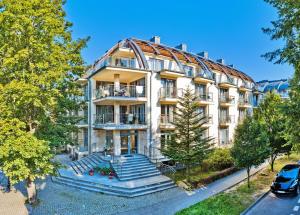 budynek mieszkalny z klatką schodową przed nim w obiekcie Avangard by Baltic Home w Świnoujściu