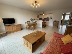 TV a/nebo společenská místnost v ubytování T3 à Sarzeau : Terrasse, Ascenseur, Parking, Internet - FR-1-775-3