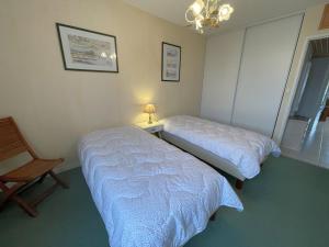 Postel nebo postele na pokoji v ubytování T3 à Sarzeau : Terrasse, Ascenseur, Parking, Internet - FR-1-775-3