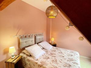 a bedroom with a bed with two lights and two lamps at Gîtes confortables près de Beauval avec wifi et parking - FR-1-491-457 in Meusnes