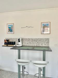 un comptoir avec deux tabourets dans une pièce dans l'établissement Studio devant la gare Saint-Charles, à Marseille 9 autres photos