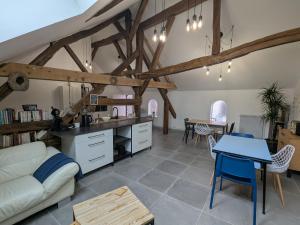 un salon avec un canapé et une table dans l'établissement Chambre cosy à Briare, centre-ville, idéale pour cyclistes - FR-1-590-571, à Briare