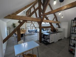 Il comprend une cuisine et une salle à manger avec des poutres apparentes. dans l'établissement Chambre cosy à Briare, centre-ville, idéale pour cyclistes - FR-1-590-571, à Briare