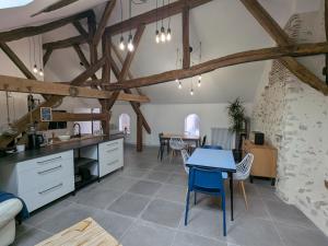 Kuchyň nebo kuchyňský kout v ubytování Chambre colorée au centre de Briare, petit-déjeuner inclus - FR-1-590-570