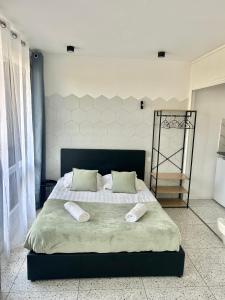 une chambre avec un grand lit avec deux oreillers dessus dans l'établissement Studio devant la gare Saint-Charles, à Marseille