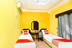 Postel nebo postele na pokoji v ubytování OYO 137 Marina Hotel