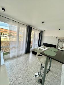 une chambre avec un lit, un bureau et une table dans l'établissement Studio devant la gare Saint-Charles, à Marseille