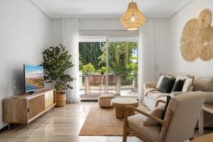 a living room with a couch and a tv at Medina Garden 201 in Marbella