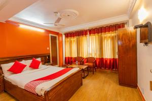 Postel nebo postele na pokoji v ubytování OYO 795 Hotel Holiday Inn