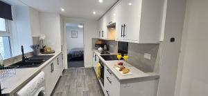 Η κουζίνα ή μικρή κουζίνα στο Modern, Spacious, Central 2-Bed Plymouth Apartment