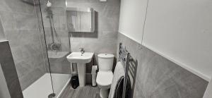 Ένα μπάνιο στο Modern, Spacious, Central 2-Bed Plymouth Apartment