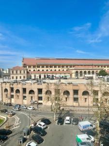un grand bâtiment avec des voitures garées dans un parking dans l'établissement Studio devant la gare Saint-Charles, à Marseille