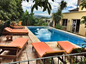 una piscina con tumbonas y un hotel en Descanso las Tres Marias Apart Hotel en Villa Carlos Paz