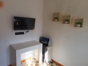 a living room with a tv and a fireplace at Mi rincón de Candeleda in Candeleda +7 photos
