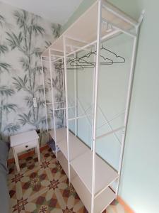 a white shelf in a room with a wall at Mi rincón de Candeleda in Candeleda