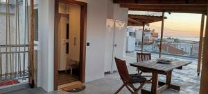 Balkón nebo terasa v ubytování Homeyfeel StayTOP - ΑΡΓΥΡΟΥΠΟΛΗ - ΕΛΛΗΝΙΚΟ