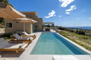 Bazén v ubytování Luxury Villa Artemis Pool, Jacuzzi, Peace & Perfect Sunsets in Kefalonia nebo v jeho okolí