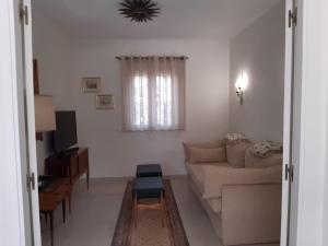 ein Wohnzimmer mit Sofa und Tisch in der Unterkunft Casa Kiosko 1 bedroom ground floor with swimming pool in L'Eliana