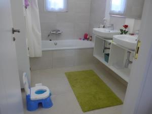 ein Badezimmer mit einer weißen Badewanne und einem grünen Teppich in der Unterkunft Casa Kiosko 1 bedroom ground floor with swimming pool in L'Eliana + 21 Fotos