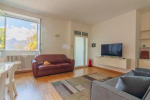 A television and/or entertainment centre at Varenna Beach Perledo