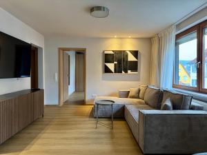 a living room with a couch and a tv at Ferienwohnung Flusshochdrei in Hannoversch Münden