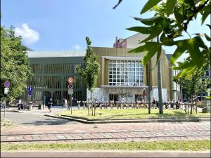 een groot gebouw waar mensen buiten zitten bij Wonderful downtown apartment-HD NETFLIX, KING-SIZE BED, two minutes' walk from metro in Milaan